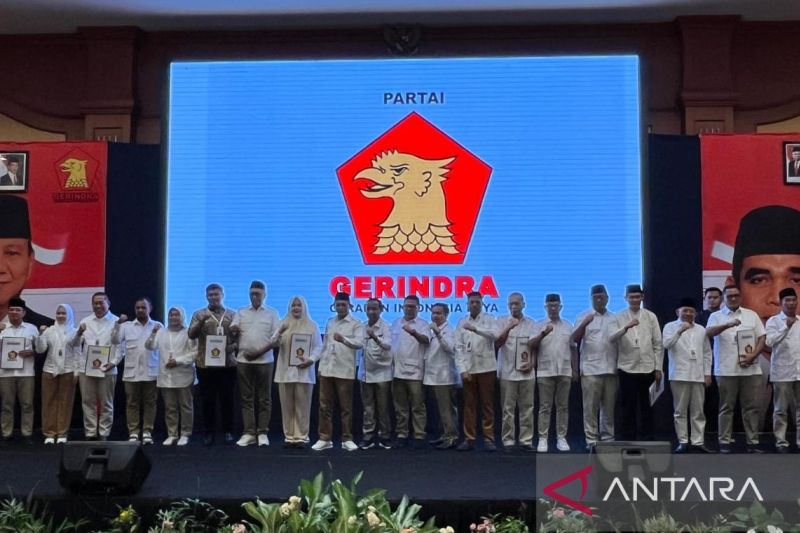 Para bakal calon kepala daerah (cakada) baik gubernur/wakil gubernur dan calon bupati/wakil bupati serta wali kota/wakil wali kota di 10 kabupaten/kota di Nusa Tenggara Barat (NTB) menerima surat B1KWK dari Partai Gerindra yang diserahkan Ketua DPD Partai Gerindra NTB, Lalu Pathul Bahri di Hotel Lombok Raya, Kota Mataram, Minggu (25/8/2024). (ANTARA/Nur Imansyah).