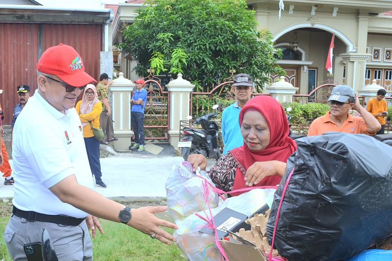 Pj Wako Padang, Andree Algamar tinjau pengelolaan sampah melalui bank sampah. (ANTARA/HO-Pemkot Padang)