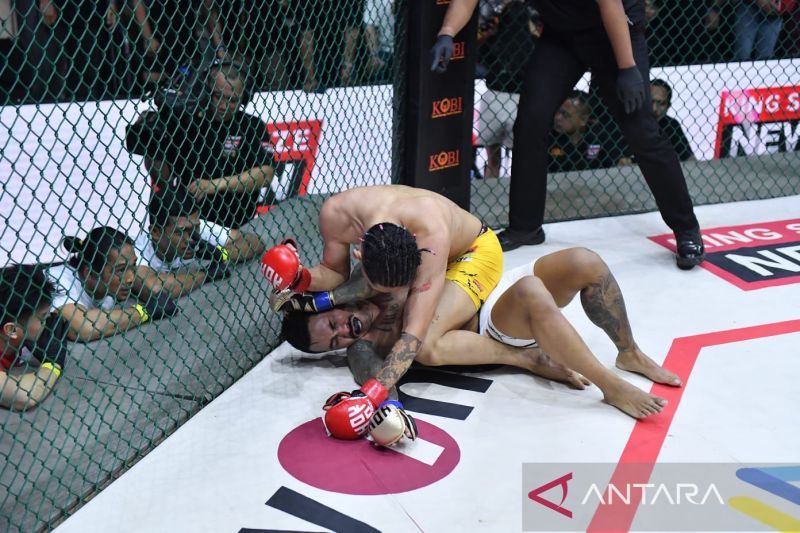 Duel celebrity match antara Ferdian Paleka menghadapi Kaisar Kumis dalam gelaran One Pride MMA 81 di Hall A Basket GBK Senayan, Jakarta, Sabtu malam (24/08/2024). (ANTARA/HO-One Pride MMA)