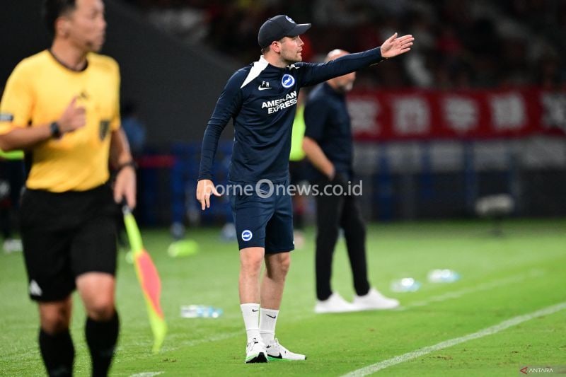 Reaksi pelatih Brighton Fabian Hurzeler selama pertandingan sepak bola persahabatan klub internasional antara Brighton dan Hove Albion FC dan Kashima antlers FC di Stadion Nasional Jepang di Tokyo pada 24 Juli 2024. (ANTARA/AFP/Yuichi Yamazaki)
