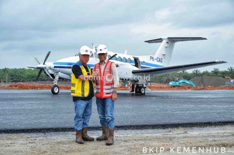 Menteri Perhubungan Budi Karya Sumadi (kanan) bersama Menteri Pekerjaan Umum dan Perumahan Rakyat (PUPR) Basuki Hadimuljono (kiri) usai menyaksikan uji coba landasan pacu Bandara VVIP IKN di Kalimantan Timur, Minggu (25/8/2024). ANTARA/HO-Humas Kemenhub
