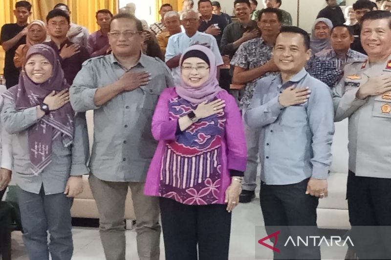 Ketua Komisi Pemilihan Umum Kabupaten Batang Susanto Waluyo (nomor 2 dari kiri) bersama Penjabat Bupati Batang Lani Dwi Rejeki pada acara Persiapan Pendaftaran Pasangan Calon Bupati dan Wakil Bupati 2024 di Batang, Sabtu (24/8/2024). (ANTARA/Kutnadi)