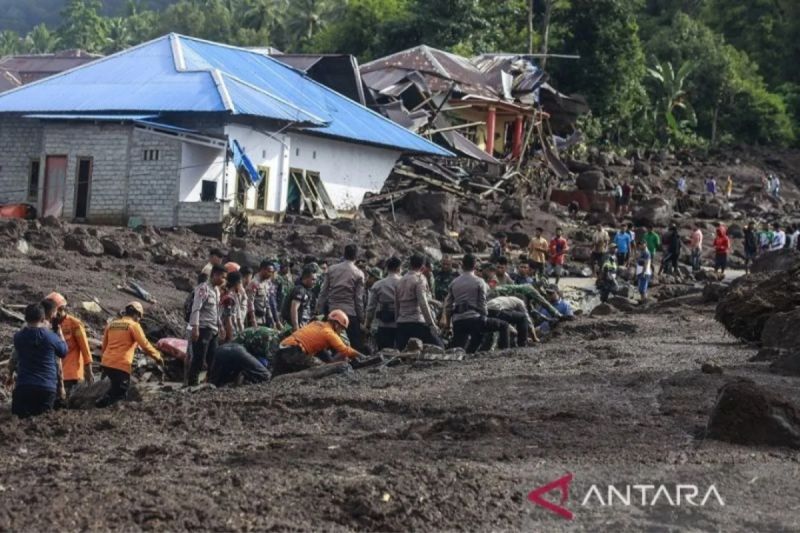 Arsip - Petugas SAR gabungan melakukan pencarian korban yang tertimbun material banjir bandang di Kelurahan Rua, Kota Ternate, Maluku Utara, Minggu (25/8/2024). ANTARA FOTO/Andri Saputra/Spt