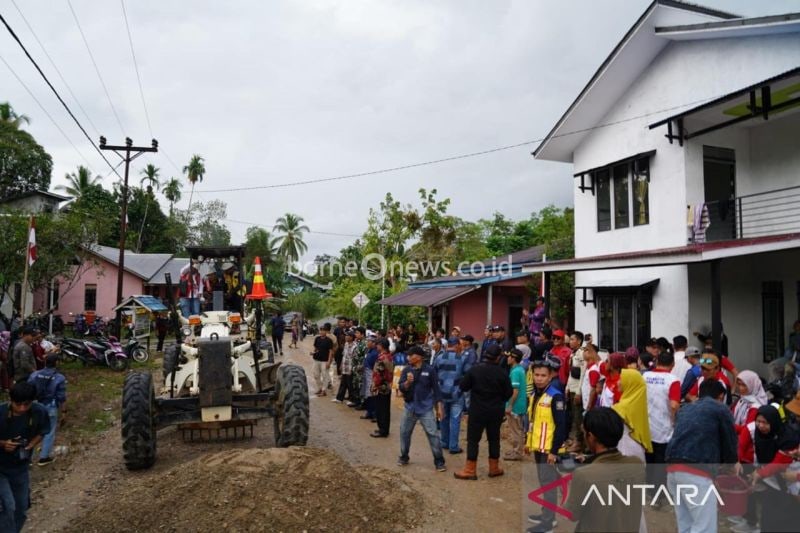 Disaksikan masyarakat, Bupati Kapuas Hulu Fransiskus Diaan meluncurkan atau launching pelaksanaan pembangunan ruas jalan Boyan Tanjung-Hulu Gurung, di wilayah Kabupaten Kapuas Hulu, Provinsi Kalimantan Barat. ANTARA (Teofilusianto Timotius)