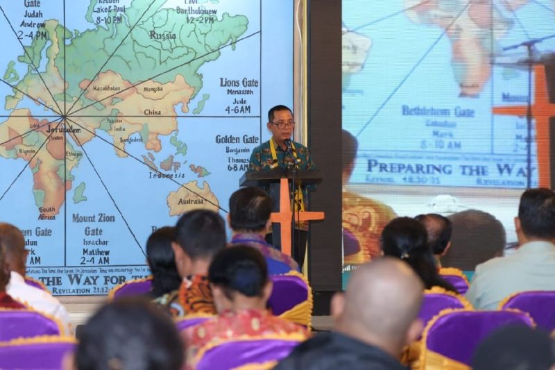 Penjabat Gubernur Papua Ramses Limbong saat menghadiri ibadah minggu pada salah satu gereja di Kabupaten Jayapura, Papua, Minggu (25/8) (ANTARA/HO-Pemprov Papua)