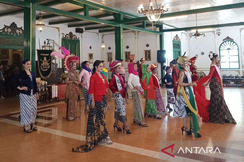 Suasana kegiatan Pemilihan Puteri Tari ke-2 Tahun 2024 yang diselenggarakan di Keraton Kacirebonan, Kota Cirebon, Jawa Barat, Minggu (25/8/2024). (ANTARA/Fathnur Rohman)