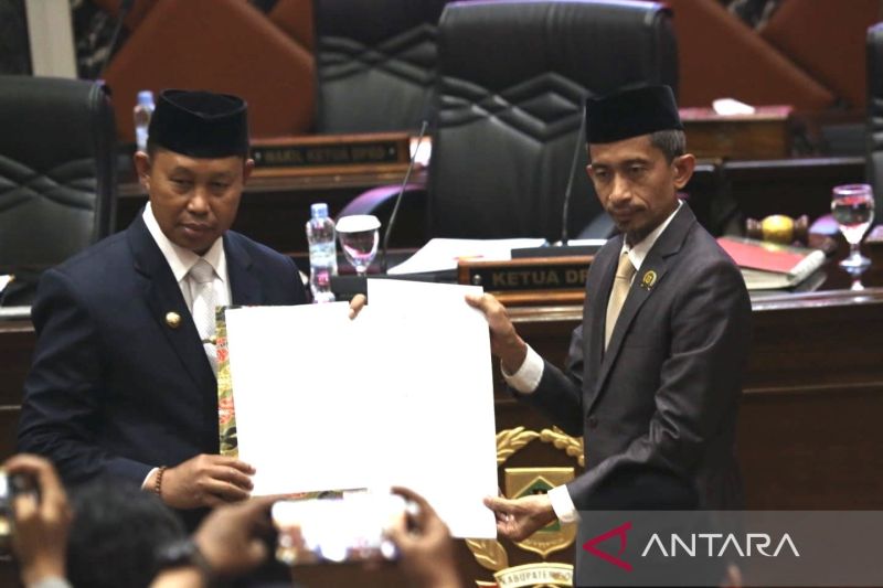 Wakil Ketua DPRD Kabupaten Bogor Agus Salim bersama Penjabat Bupati Bogor Asmawa Tosepu, di Gedung DPRD, Cibinong, Kabupaten Bogor, Jawa Barat, Minggu (25/8/2024). ANTARA/HO-DPRD Kabupaten Bogor