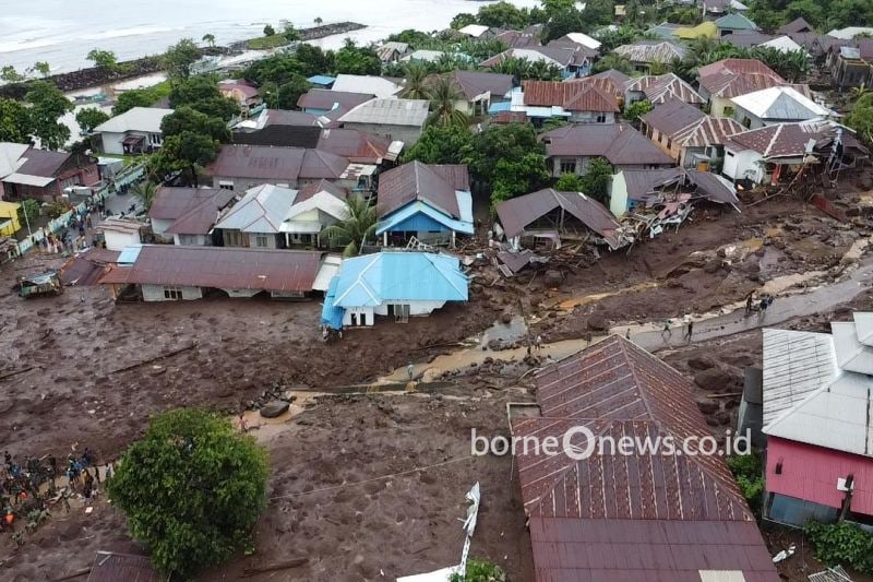 Nampak dari atas kondisi di Kelurahan Rua, Kecamatan Pulau Ternate terdampak banjir bandang menewaskan belasan warga setempat, Minggu (25/8/2024). ANTARA/Abdul Fatah