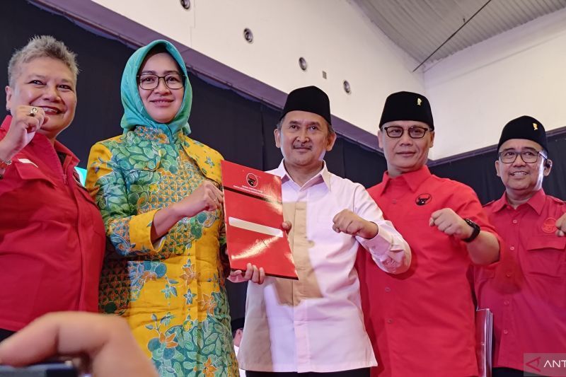 Partai Demokrasi Indonesia Perjuangan (PDIP) secara resmi mengusung pasangan Airin Rachmi Diany-Ade Sumardi pada Pilkada Banten 2024. (ANTARA/Azmi Samsul Maarif)