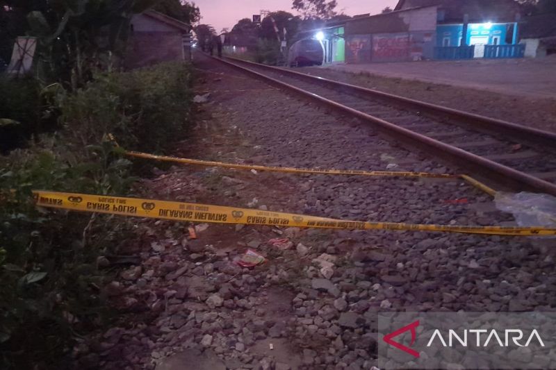 Garis polisi dipasang di TKP pengendara sepeda motor tersambar KRD Siliwangi di Kampung Babakan Bandung, Kelurahan Subangjaya, Kecamatan Cikole, Kota Sukabumi, Jabar pada Minggu (25/8/2024). ANTARA/Aditya Rohman
