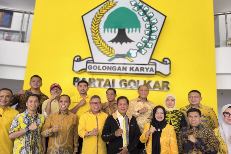 Suasana calon Bupati Sinjai Hj Andi Kartini Ottong saat menerima SK dari DPP Partai Golkar. Antara/ HO