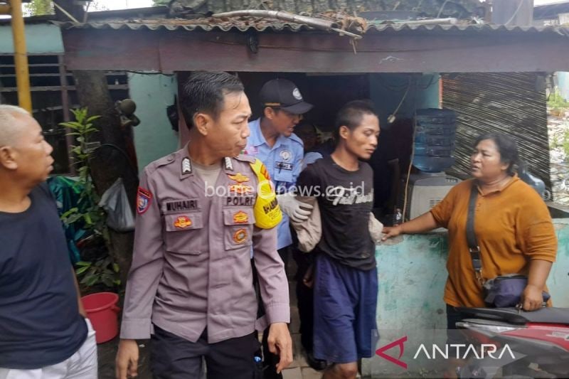 Ilustrasi - Polisi bersama Satuan Pelaksana (Satpel) Sosial Cengkareng mengevakuasi ODGJ berinisial A di Cengkareng, Jakarta Barat usai ODGJ tersebut mengamuk dan hendak melukai kakaknya, Rabu (24/4/2024). ANTARA/HO-Polres Jakbar/am.