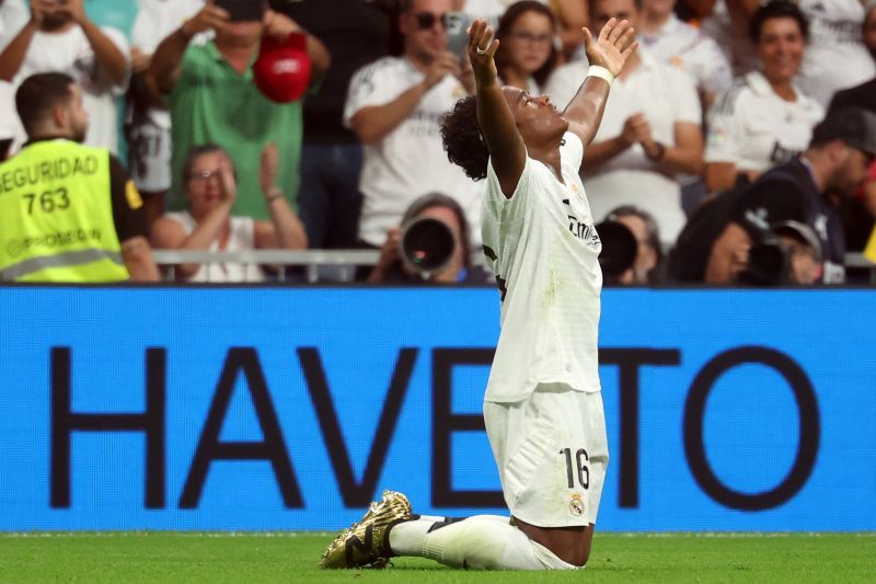 Penyerang anyar Real Madrid Endrick merayakan keberhasilannya mencetak gol pada pertandinga pekan kedua Liga Spanyol kontra Valladolid di Stadion Santiago Bernabeu, Madrid, Minggu (25/8/2024). (ANTARA/AFP/PIERRE-PHILIPPE MARCOU)