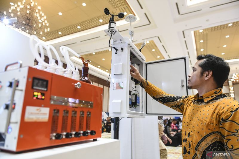 Petugas menyetel alat monitoring kualitas udara saat Festival Infrastruktur Mutu Nasional 2024 di Jakarta Convention Center, Jakarta, Senin (12/8/2024). Badan Standardisasi Nasional (BSN) menyelenggarakan FIMN 2024 sebagai upaya memperkuat infrastruktur mutu nasional yang berkualitas dengan menampilkan tiga pilar utama yakni standardisasi, akreditasi, dan metrologi. ANTARA FOTO/Hafidz Mubarak A/rwa.
