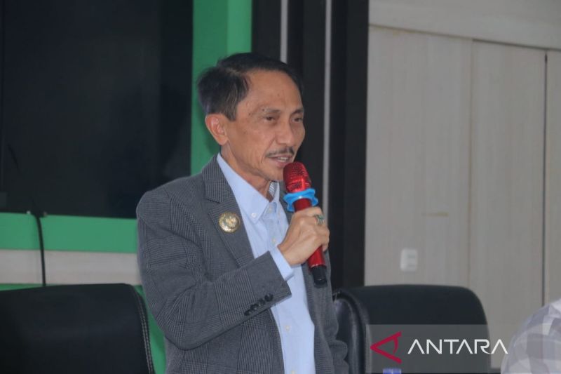 Bupati Gorontalo Nelson Pomalingo memberikan sambutan pada kunjungan di sekretariat Persaudaraan Pengemudi Ambulance Indonesia (PPAI) Kabupaten Gorontalo, Gorontalo. ANTARA/HO-Diskominfo Kabupaten Gorontalo