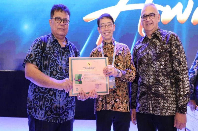 General Manager HSE Josman Ginting, Presiden Direktur Ryuta Sato dan General Manager Stakeholder Relation Bhimasena Power Indonesia Aryamir H Sulasmoro menunjukanpenghargaan Bendera Emas dan Sertifikat Emas SMK3, serta Zero Accident di Ajang Naker Award 2024, JIEXPO Kemayoran, Jakarta, Jumat (23/8/2024). (ANTARA/HO-Humas PT Bhimasena Power Indonesia)