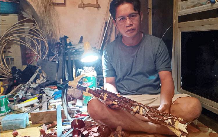 Mandau Handrianto Asal Gunung Mas Pernah Dipesan Pejabat hingga Warga di Papua