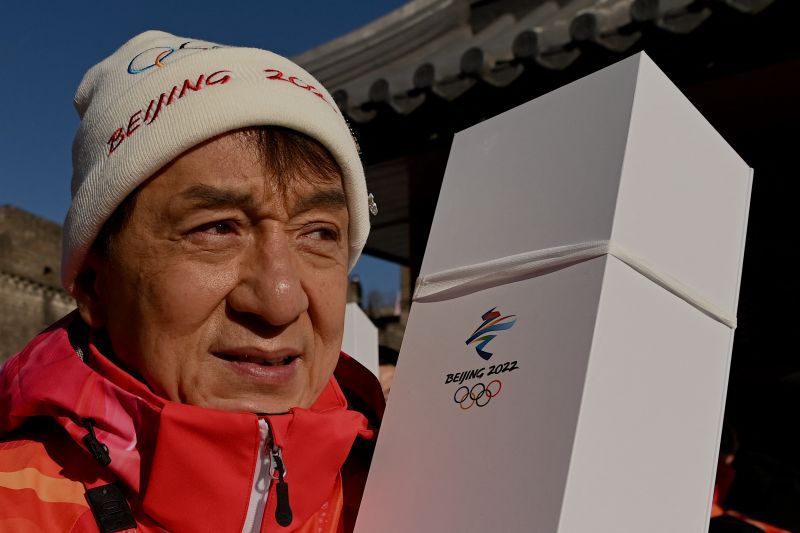 Arsip foto - Aktor Jackie Chan mengikuti pawai obor Olimpiade Musim Dingin di kawasan Tembok Besar China di Beijing pada 3 Februari 2022. (ANTARA/AFP/Noel Celis).