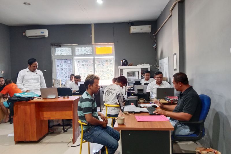 Tersangka saat diperiksa di ruang Satresnarkoba Polres Lombok Tengah, Provinsi NTB, Senin (26/08/2024) (ANTARA/Akhyar Rosidi)