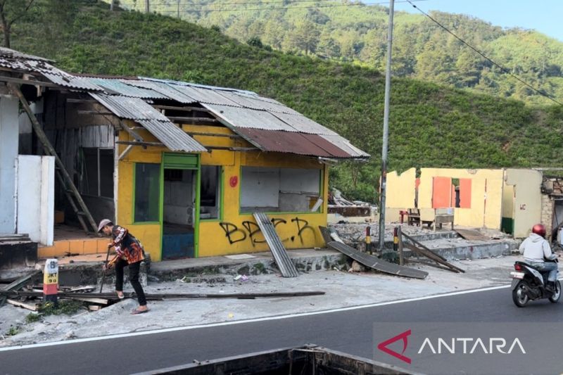 Warga saat membongkar secara mandiri bangunan liar di kawasan wisata Puncak, Kabupaten Bogor, Jawa Barat, Senin (26/8/2024). ANTARA/M Fikri Setiawan.