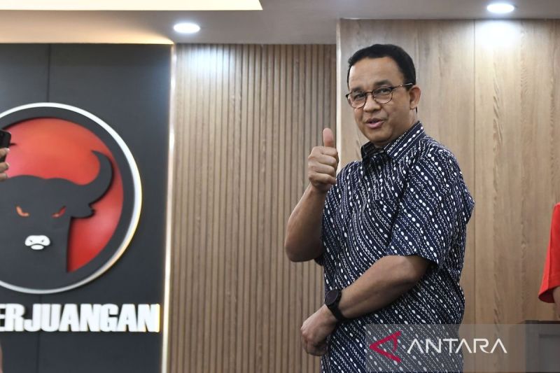 Anies Baswedan menyapa wartawan saat mengunjungi kantor DPD PDIP, Cakung, Jakarta Timur, Sabtu (24/8/2024). Menurut pengurus DPD PDIP, kedatangan Anies tersebut untuk membahas Pilkada 2024. ANTARA FOTO/ Fakhri Hermansyah/tom.