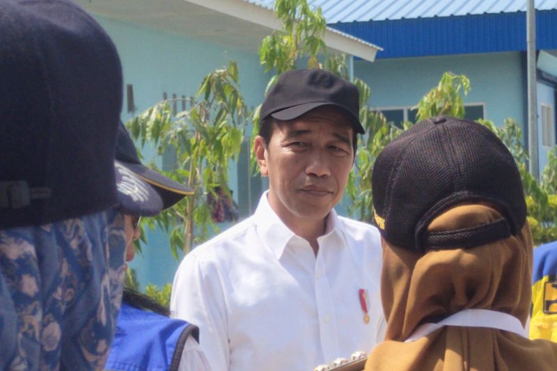 Presiden Joko Widodo sedang berbincang dengan Wali Kota Bandarlampung Eva Dwiana usai meresmikan Sistem Penyediaan Air Minum (SPAM) Bandarlampung di Desa Relung Helok, Kecamatan Natar, Kabupaten Lampung Selatan. Provinsi Lampung, Senin (26/8/2024). (ANTARA/Dian Hadiyatna)