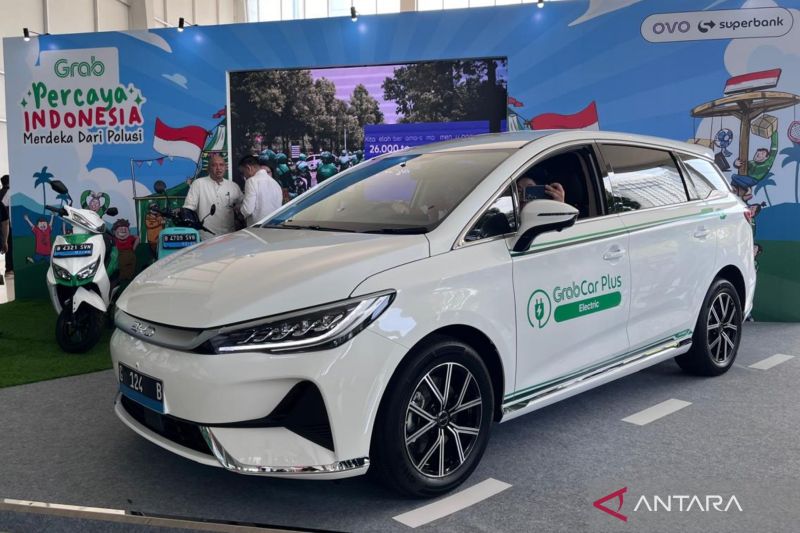 Mobil listrik BYD M6 yang digunakan untuk layanan Grab Indonesia ditampilkan dalam acara #PercayaIndonesia Merdeka dari Polusi di Ancol, Jakarta Utara, Senin (26/8/2024). (ANTARA/Fathur Rochman)