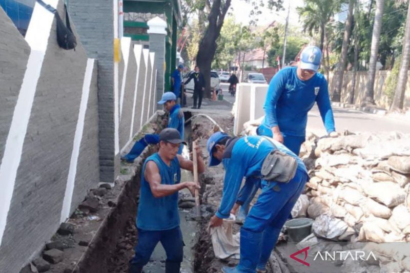 Suku Dinas Sumber Daya Air (SDA) Jakarta Pusat merevitalisasi saluran di Jalan Cempaka Putih Tengah 27, RT 11/05, Cempaka Putih Timur, Jakarta Pusat, Senin (26/8/2024). (ANTARA/Ho-Suku Dinas SDA Jakarta Pusat)