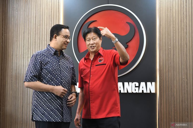 Anies Baswedan (kiri) bersama Ketua DPD PDIP Ady Widjaja (kanan) berbincang usai menggelar pertemuan tertutup di kantor DPD PDIP, di Cakung,Jakarta Timur,Sabtu (24/8/2024). ANTARA FOTO/ Fakhri Hermansyah/foc. (ANTARA FOTO/Fakhri Hermansyah)