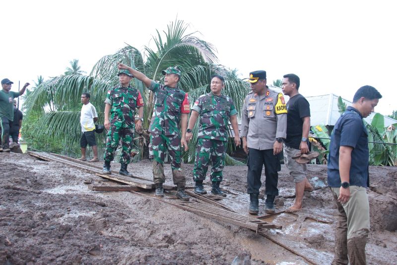 Komandan Korem 152/Baabullah, Brigjen TNI Elkines Villando Dewangga, Senin (26/8/2024), memantau evakuasi warga yang terdampak banjir bandang yang melanda Kelurahan Rua, Kota Ternate, pada Minggu (25/8) dini hari. ANTARA/Abdul Fatah