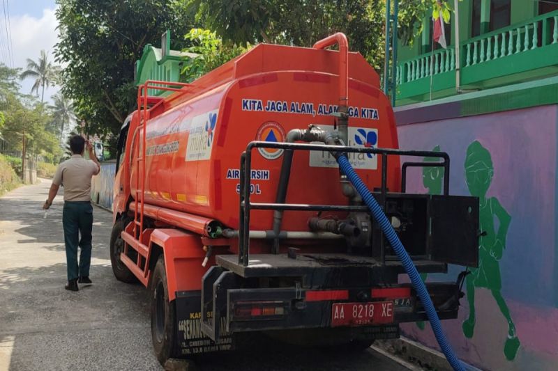 Mobil tangki BPBD Kabupaten Temanggung mengisi tandon air di SD Negeri 2 Jetis, Selopampang, Kabupaten Temanggung, Minggu lalu. ANTARA/HO - BPBD Kabupaten Temanggung