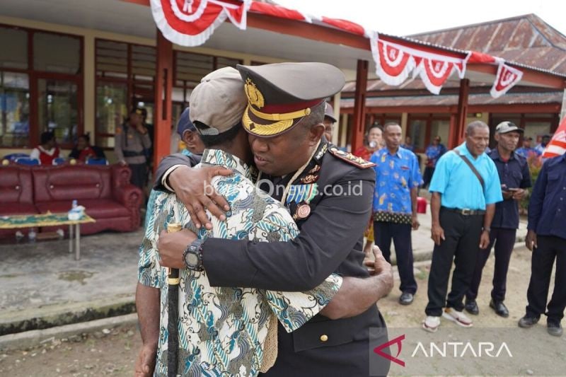 Kapolres Jayapura AKBP Umar Nasatekay saat berpelukan dengan salah satu masyarakat adat Kabupaten Jayapura, di Sentani, Senin (26/8/2024). ANTARA/HO-Humas Polres Jayapura