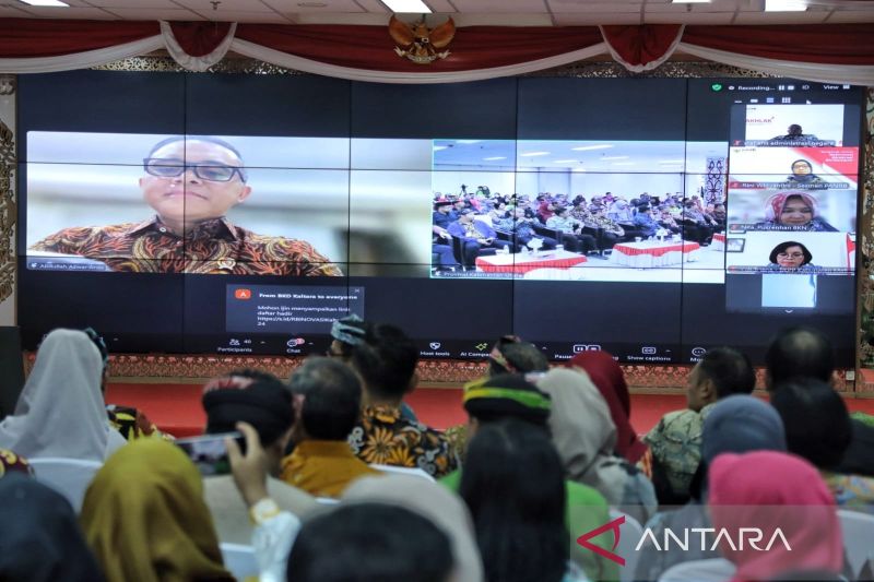 Menteri PANRB Abdullah Azwar Anas dalam kegiatan Sapa ASN Kalimantan Utara saat hadir secara virtual, Jumat (23/8/2024). (ANTARA/HO-Humas Kementerian PANRB)