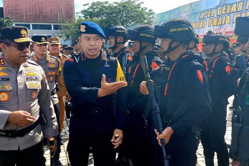 Kapolda Papua Barat Inspektur Jenderal Johnny Eddizon Isir melakukan pengecekan pasukan pada apel gelar Oeprasi Mantap Praja Mansinam II 2024 di halaman Kantor Wali Kota Sorong, Senin (26/8/2024) (ANTARA/Yuvensius Lasa Banafanu)