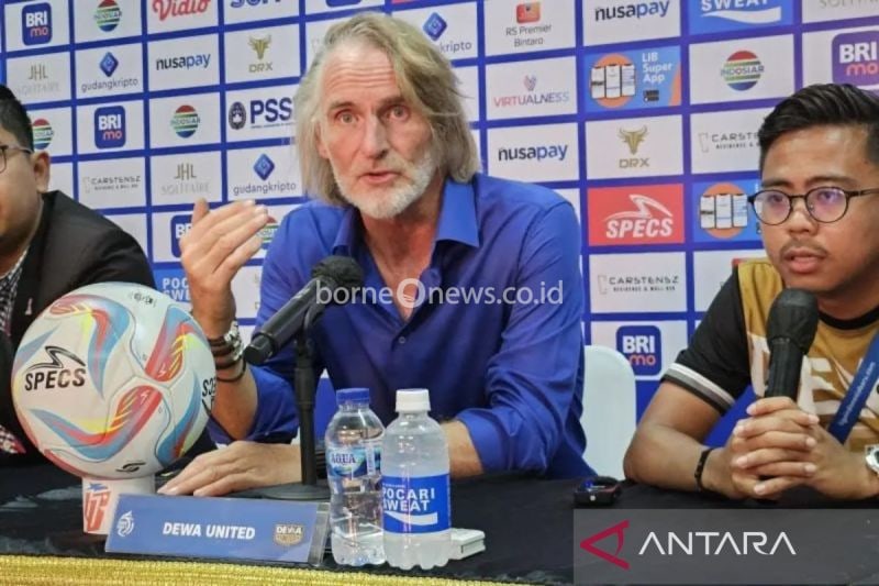 Arsip Foto : Pelatih Dewa United Jan Olde Riekerink menjawab pertanyaan pewarta setelah pertandingan Liga 1 2023/2024 melawan RANS Nusantara di Stadion Indomilk Arena, Kabupaten Tangerang, Selasa (27/2/2024). (ANTARA/RAUF ADIPATI)