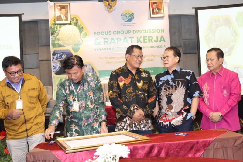 Sekkab Kukar Sunggono (kedua dari kiri) saat penandatanganan komitmen dukungan ketahanan dan kedaulatan pangan nasional menuju Indonesia Emas 2045 di Yogyakarta, Sabtu (24/8/2024) (Antara/ HO Prokom Kukar)