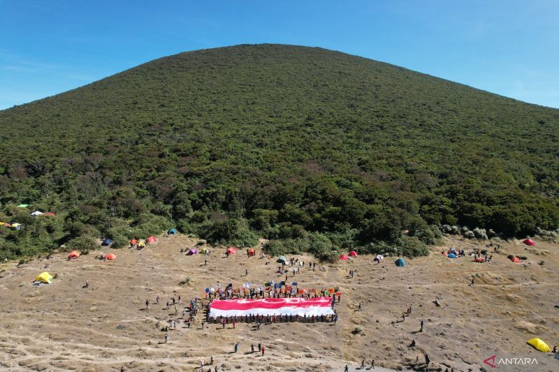 Pendakian Bersama Sispala DKI Jakarta Bentangkan Bendera Merah Putih di Gunung Gede
