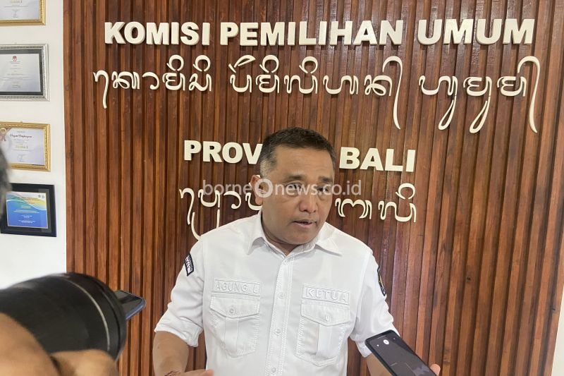 Ketua KPU Bali I Dewa Agung Gede Lidartawan diwawancara soal alur pendaftaran Pilkada Bali di Denpasar, Senin (26/8/2024). ANTARA/Ni Putu Putri Muliantari