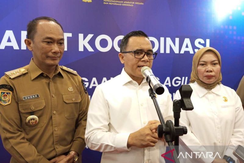 Menteri Pendayagunaan Aparatur Negara Reformasi Birokrasi (Menpan-RB) Abdullah Azwar Anas saat rapat koordinasi kelembagaan yang agile melalui digitalisasi pemerintahan di Makassar, Senin (26/8/2024). ANTARA/Muh. Hasanuddin