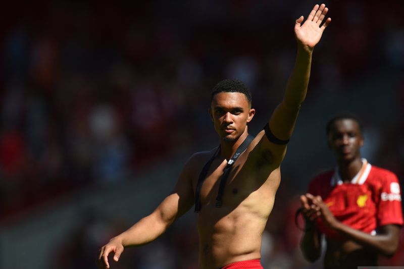 Bek Liverpool asal Inggris #66 Trent Alexander-Arnold melambai setelah pertandingan sepak bola persahabatan pramusim antara Liverpool dan Sevilla di stadion Anfield di Liverpool, barat laut Inggris pada 11 Agustus 2024. (ANTARA/AFP/Peter Powell)