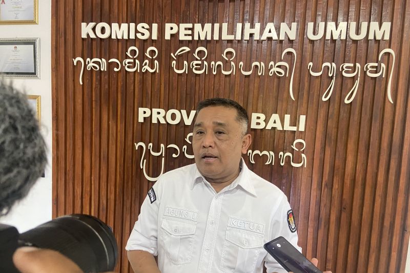 Ketua KPU Bali I Dewa Agung Gede Lidartawan diwawancara soal pendaftaran peserta Pilkada Bali di Denpasar, Senin (26/8/2024). ANTARA/Ni Putu Putri Muliantari