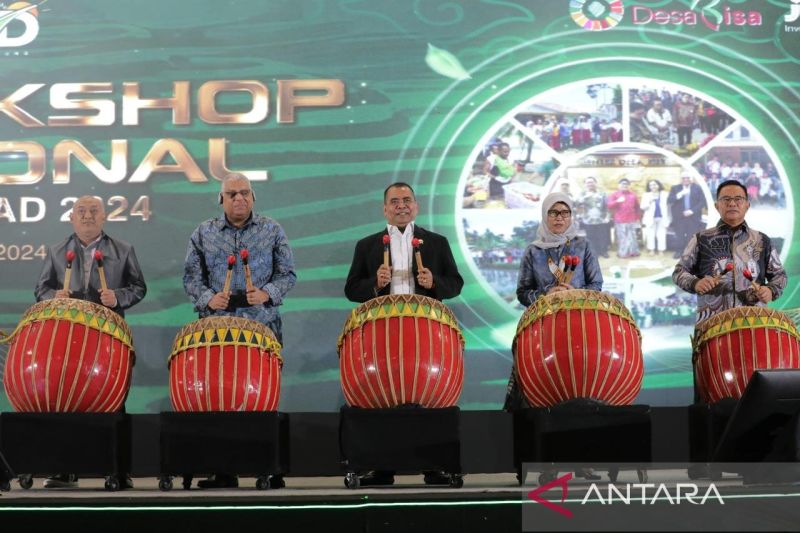 Wakil Menteri Desa PDTT Paiman Raharjo dan Direktur Jenderal (Dirjen) Pengembangan Ekonomi dan Investasi Desa (PEID) Kemendes PDTT Harlina Sulistyorini saat membuka Workshop Nasional TEKAD di Jakarta, Senin (26/8/2024). ANTARA/HO-Humas Kemendes PDTT