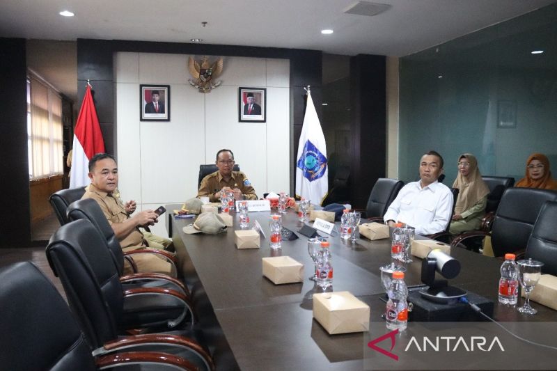 Penjabat Gubernur Kepulauan Babel Sugito saat memimpin rapat membahas langkah konkret pengendalian inflasi di Pangkalpinang, Senin. (ANTARA/HO-Diskominfo Babel)
