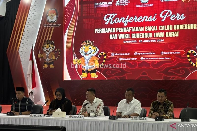 Ketua Divisi Teknis KPU Jawa Barat, Adi Saputro (tengah) saat memberikan keterangan di Kota Bandung, Jawa Barat, Senin (26/8/2024). (ANTARA/Rubby Jovan)
