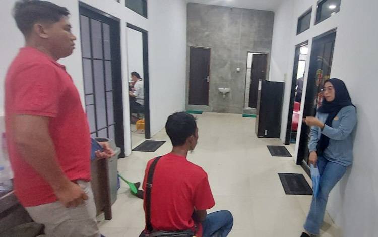 Warga yang merasa dirugikan lantaran belum menerima surat kepemilikan atas lahan kavling yang dijual oleh Boss Property saat menunggu giliran pemeriksaan saksi di ruangan Sat Reskrim Polres Kobar, Senin, 26 Agustus 2024