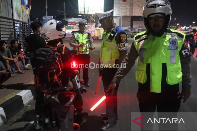 Pengendara sepeda motor dengan knalpot bising terjaring Kegiatan Rutin Yang Ditingkatkan Polres Cianjur, Jawa Barat secara acak terutama saat akhir pekan.(ANTARA/Ahmad Fikri). (Ahmad Fikri)