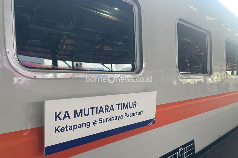 KA Mutiara Timur di Stasiun Surabaya Pasarturi (ANTARA/HO-KAI)