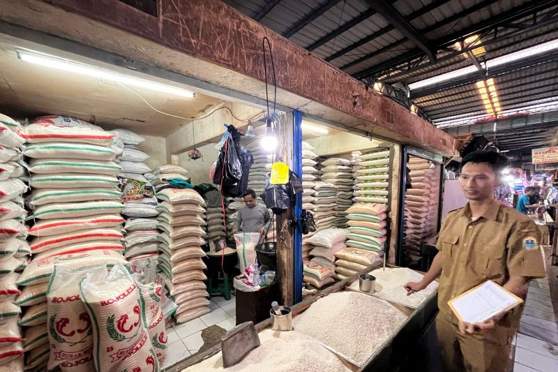 Harga beras medium di Pasar Rangkasbitung Kabupaten Lebak sejak beberapa hari terakhir mengalami penurunan menyusul tibanya panen raya.ANTARA/HO-Disperandag