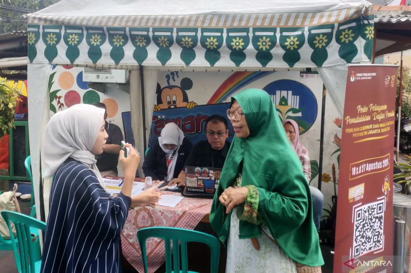 Seorang warga Kota Bambu Selatan, Palmerah, Jakarta Barat Meini Karlina (61/jilbab hijau) mendatangi posko pemuktakhiran data pemilih di wilayah setempat lantaran khawatir nama atau datanya dicatut tanpa izin oleh kanditat yang berkontestasi dalam Pilkada mendatang, Senin (26/8/2024). ANTARA/Risky Syukur