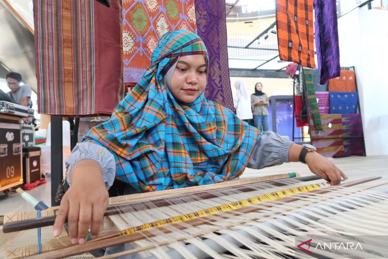 Merawat Wastra Tenun NTB dalam Tantangan Industrialisasi dan Modernisasi